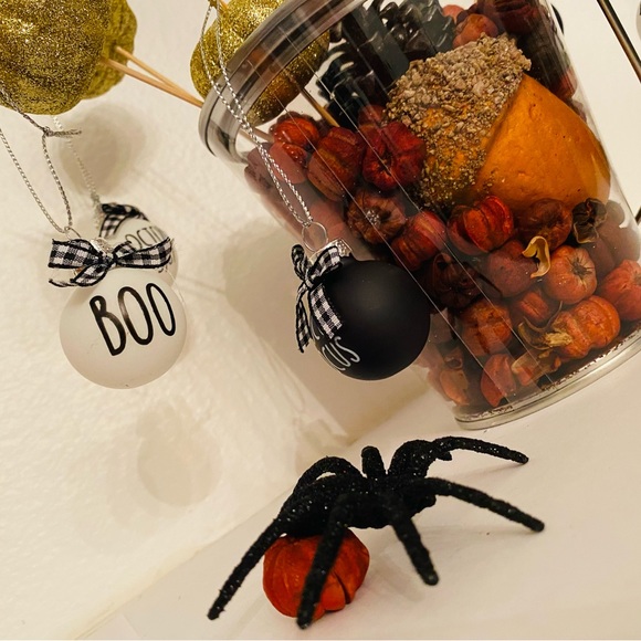 Halloween table decor with ornaments and pumpkin spice scented putka pods - Picture 7 of 16